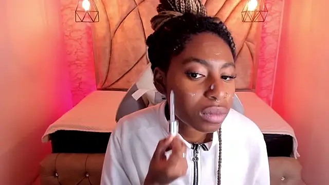 Snapshot of Queen_perla_ chatting on February 19, 12:11 pm Queen perla online show from February 19, 12:11 pm