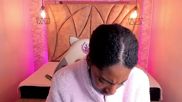 Snapshot of Queen_perla_ chatting on February 25, 12:24 pm Queen perla online show from February 25, 12:24 pm