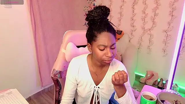 Snapshot of Queen_perla_ chatting on December 22, 12:24 pm Queen perla online show from December 22, 12:24 pm