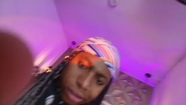 Snapshot of Queen_perla_ chatting on February 20, 12:05 pm Queen perla online show from February 20, 12:05 pm