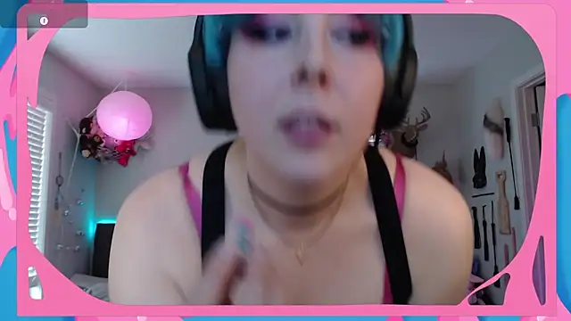Snapshot of CirqueNoirBlu chatting on June 17, 1:52 am CirqueNoirBlu online show from June 17, 1:52 am