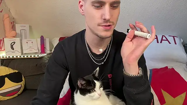 Snapshot of Cookieboy88 chatting on February 4, 1:50 pm Cookieboy88 online show from February 4, 1:50 pm