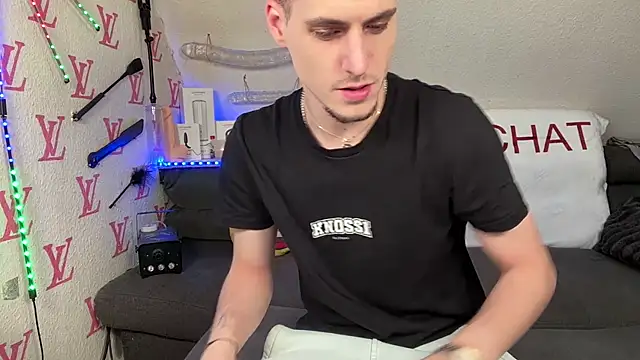 Snapshot of Cookieboy88 chatting on February 27, 4:29 pm Cookieboy88 online show from February 27, 4:29 pm