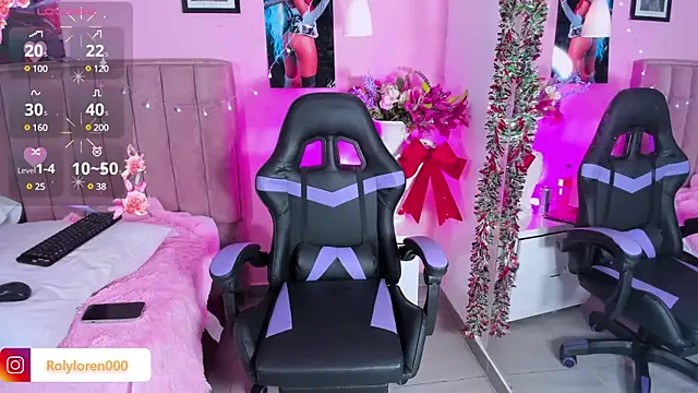 Snapshot of RolyLoren chatting on December 10, 8:38 pm RolyLoren online show from December 10, 8:38 pm