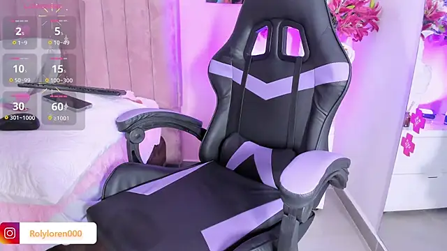 Snapshot of RolyLoren chatting on January 18, 11:11 pm RolyLoren online show from January 18, 11:11 pm