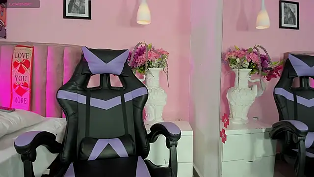 Snapshot of RolyLoren chatting on February 24, 10:03 pm RolyLoren online show from February 24, 10:03 pm