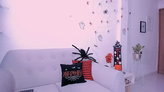 DannaHyde online show from October 16, 4:30 pm