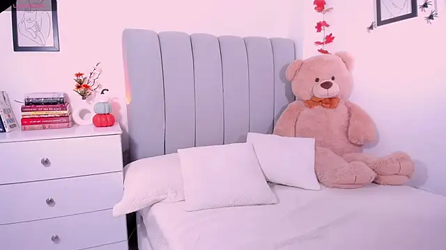 DannaHyde online show from October 30, 5:35 pm