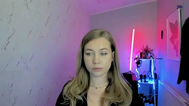 holly xglam online show from November 18, 8:35 pm