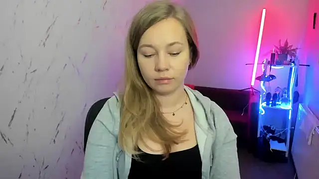 holly xglam online show from December 4, 8:06 pm