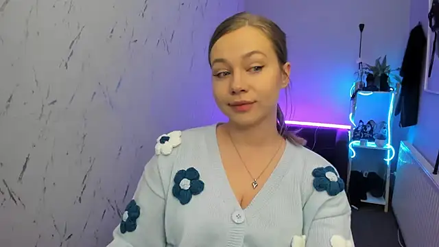 holly xglam online show from April 13, 7:41 pm