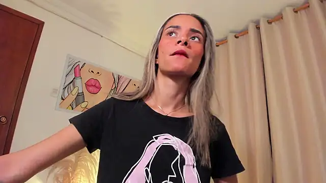 Snapshot of SkiinnyAna chatting on February 1, 7:34 pm SkiinnyAna online show from February 1, 7:34 pm