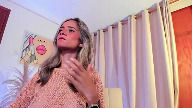 Snapshot of SkiinnyAna chatting on February 16, 7:32 pm SkiinnyAna online show from February 16, 7:32 pm