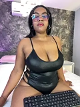 Snapshot of Esmeralda_Duarte chatting on July 12, 3:41 am Esmeralda Duarte online show from July 12, 3:41 am