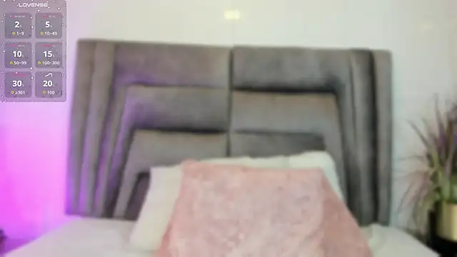 Snapshot of sophiee_smith chatting on September 12, 11:32 am sophiee smith online show from September 12, 11:32 am