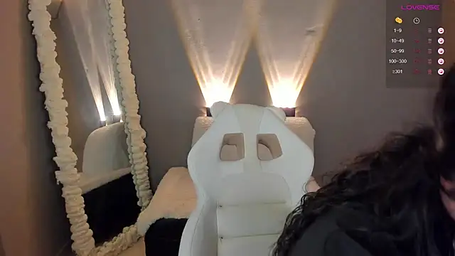 Snapshot of amber_curly chatting on December 3, 8:06 pm amber curly online show from December 3, 8:06 pm