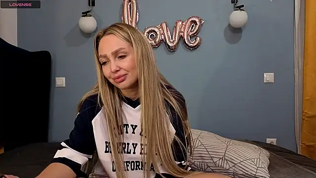 Snapshot of AnnaMaee chatting on March 1, 8:21 pm AnnaMaee online show from March 1, 8:21 pm