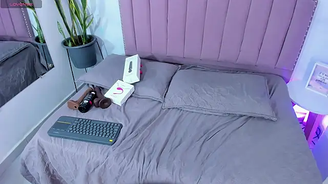 angeline blake  online show from January 21, 8:00 pm