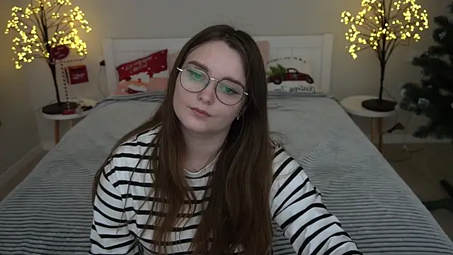 Snapshot of MagicPeachh_ chatting on December 18, 1:45 pm MagicPeachh online show from December 18, 1:45 pm