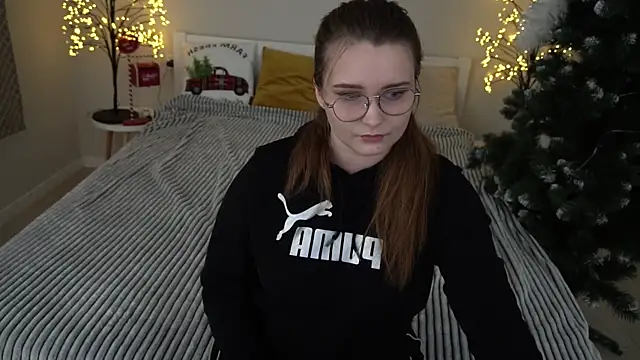 Snapshot of MagicPeachh_ chatting on January 2, 2:13 pm MagicPeachh online show from January 2, 2:13 pm
