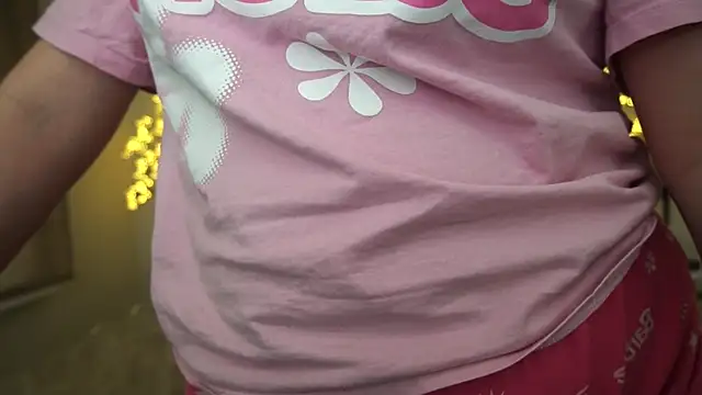 Snapshot of MagicPeachh_ chatting on February 28, 1:03 pm MagicPeachh online show from February 28, 1:03 pm