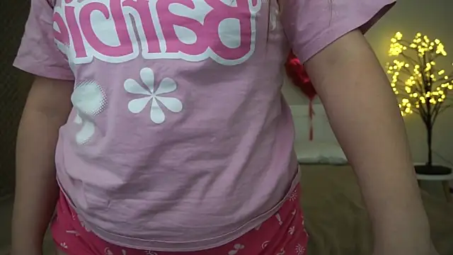 Snapshot of MagicPeachh_ chatting on February 28, 7:14 pm MagicPeachh online show from February 28, 7:14 pm