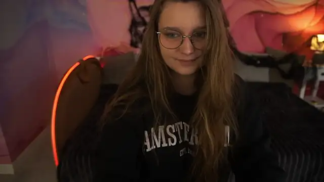 Snapshot of MagicPeachh_ chatting on October 21, 5:52 am MagicPeachh online show from October 21, 5:52 am