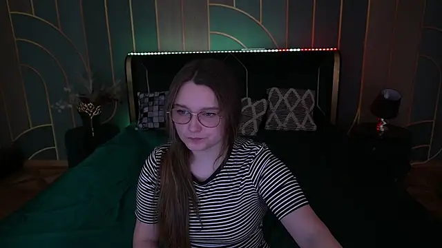 Snapshot of MagicPeachh_ chatting on November 14, 6:45 am MagicPeachh online show from November 14, 6:45 am