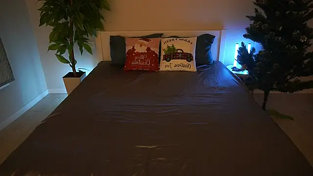 Snapshot of MagicPeachh_ chatting on December 19, 6:53 am MagicPeachh online show from December 19, 6:53 am