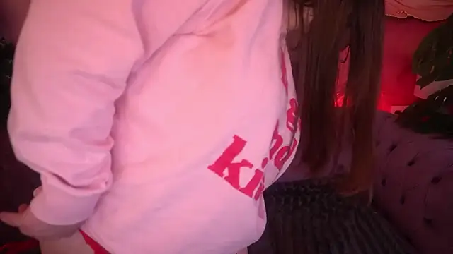 Snapshot of MagicPeachh_ chatting on December 22, 1:41 pm MagicPeachh online show from December 22, 1:41 pm