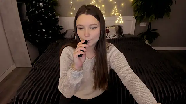 Snapshot of MagicPeachh_ chatting on January 6, 1:37 pm MagicPeachh online show from January 6, 1:37 pm