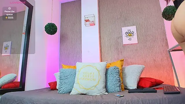 Snapshot of Bella_salvatore chatting on February 17, 10:14 pm Bella salvatore online show from February 17, 10:14 pm