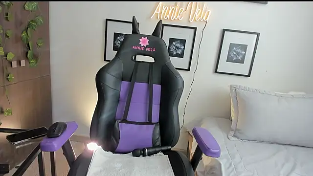 Annie Velas  online show from March 19, 9:19 pm