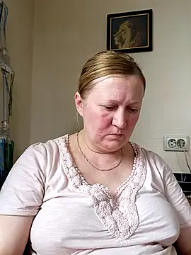 Snapshot of blondyaguar chatting on April 3, 12:47 pm blondyaguar online show from April 3, 12:47 pm