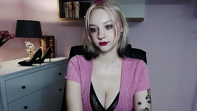 Snapshot of MadelineLust chatting on December 5, 6:44 pm MadelineLust online show from December 5, 6:44 pm