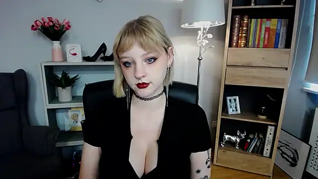 Snapshot of MadelineLust chatting on October 25, 1:40 pm MadelineLust online show from October 25, 1:40 pm