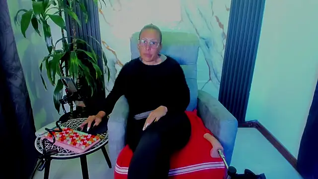 Snapshot of BrendaSex_Hot chatting on February 10, 9:08 pm BrendaSex Hot online show from February 10, 9:08 pm