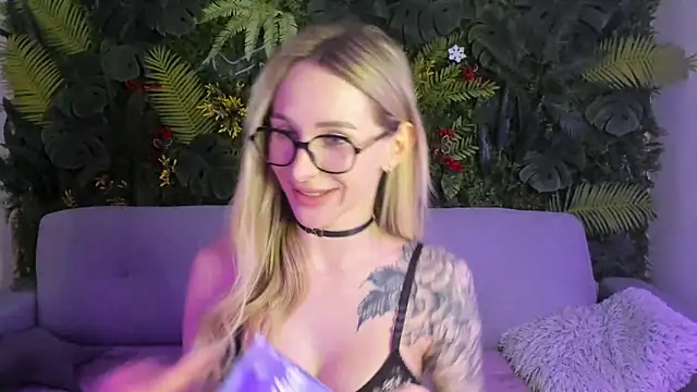 Horny Blond online show from February 14, 9:06 am