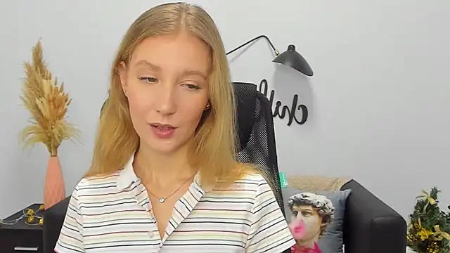 Snapshot of LolaWilsons chatting on January 5, 10:10 am LolaWilsons online show from January 5, 10:10 am