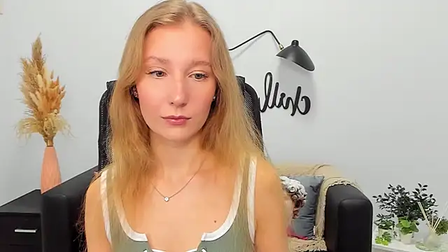 Snapshot of LolaWilsons chatting on February 18, 9:32 am LolaWilsons online show from February 18, 9:32 am