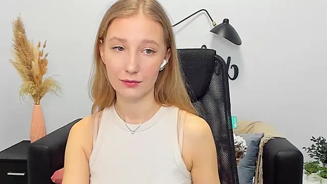 Snapshot of LolaWilsons chatting on March 18, 9:20 am LolaWilsons online show from March 18, 9:20 am