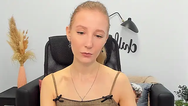 Snapshot of LolaWilsons chatting on March 21, 6:16 am LolaWilsons online show from March 21, 6:16 am