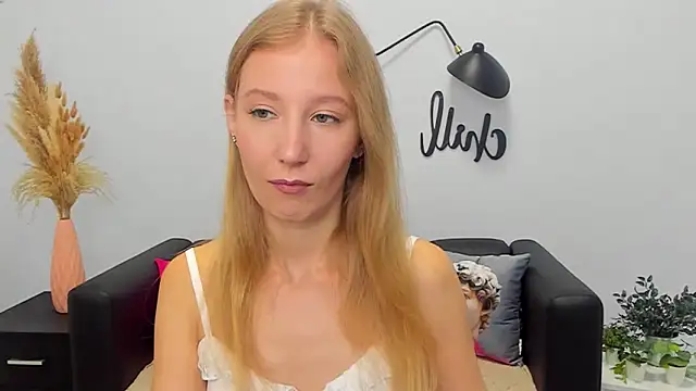 Snapshot of LolaWilsons chatting on September 27, 8:19 am LolaWilsons online show from September 27, 8:19 am