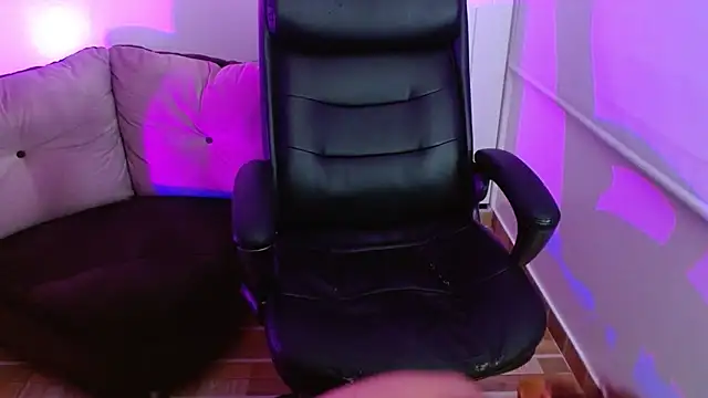 Snapshot of milfrousse chatting on February 9, 10:19 am milfrousse online show from February 9, 10:19 am