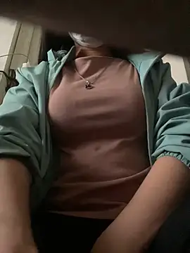 Snapshot of Tuongvy05 chatting on December 25, 1:42 am Tuongvy05 online show from December 25, 1:42 am