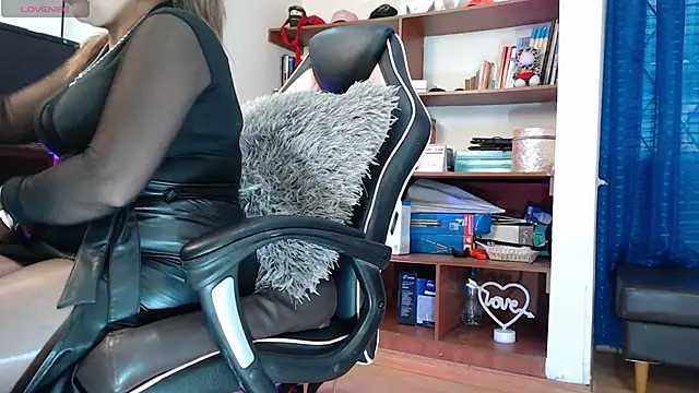 Snapshot of LiaTaylorr chatting on October 10, 12:15 pm LiaTaylorr online show from October 10, 12:15 pm