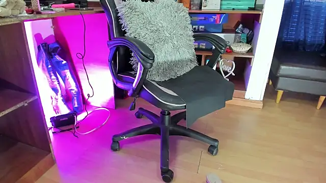 Snapshot of LiaTaylorr chatting on October 14, 12:28 pm LiaTaylorr online show from October 14, 12:28 pm