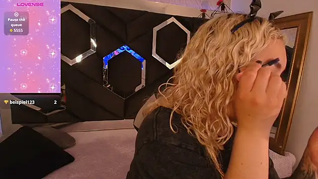 Haelycute online show from November 2, 9:28 pm