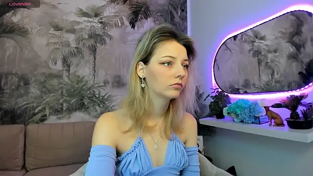 pretty little thing online show from January 13, 5:44 pm