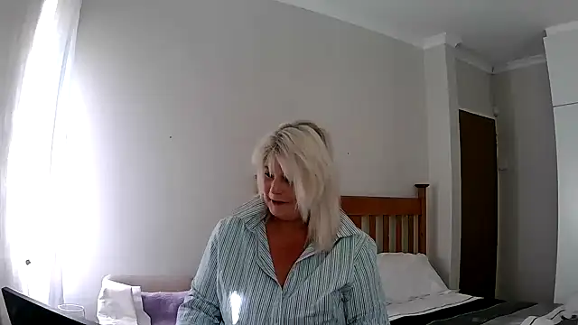 Snapshot of Miahotmilf chatting on December 28, 3:26 pm Miahotmilf online show from December 28, 3:26 pm